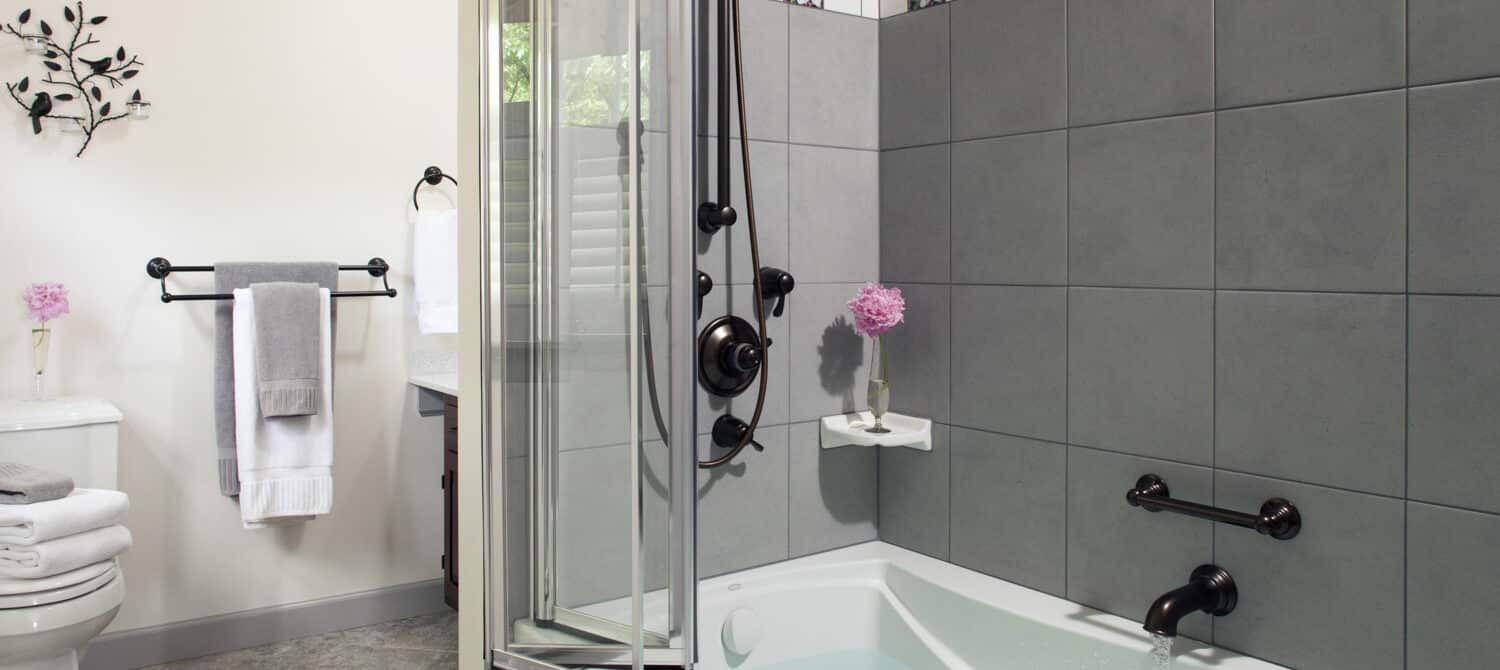 Whirlpool tub with shower in Magnolia Suite