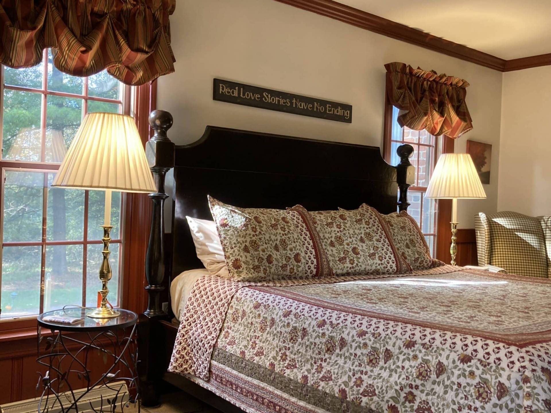 King bed in Oak Room
